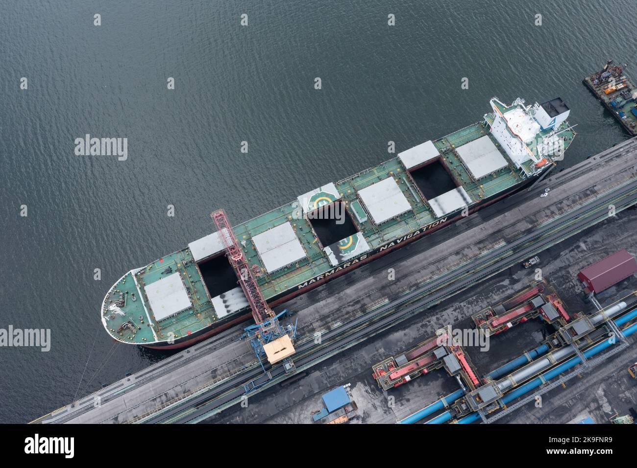 Nakhodka, Russie - 8 août 2022: Les navires de mer sont chargés à un amarrage. Banque D'Images