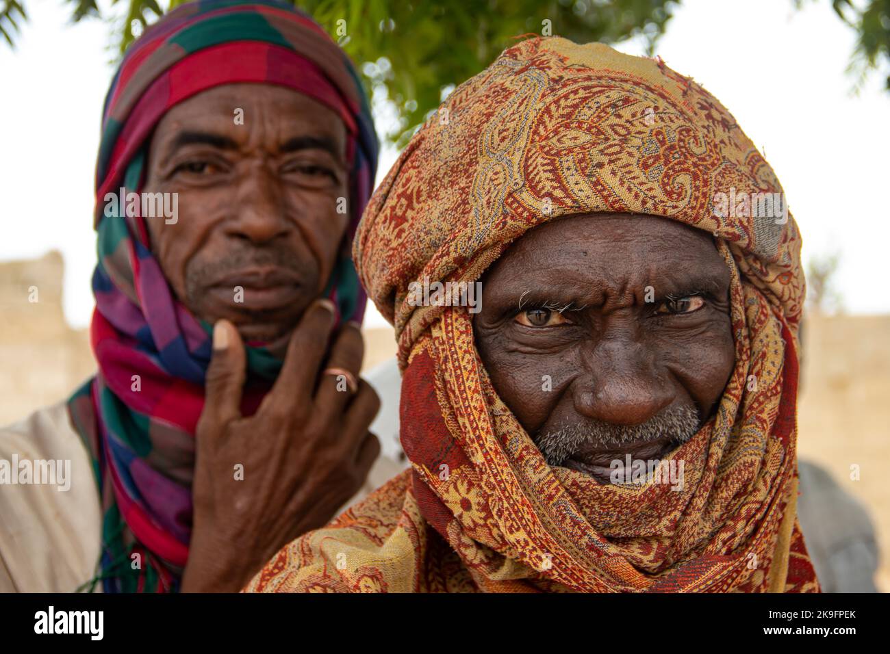 Tribus africaines, Nigeria, État de Borno, ville de Maiduguri. Tribu des Fulani habillée traditionnellement en vêtements colorés Banque D'Images