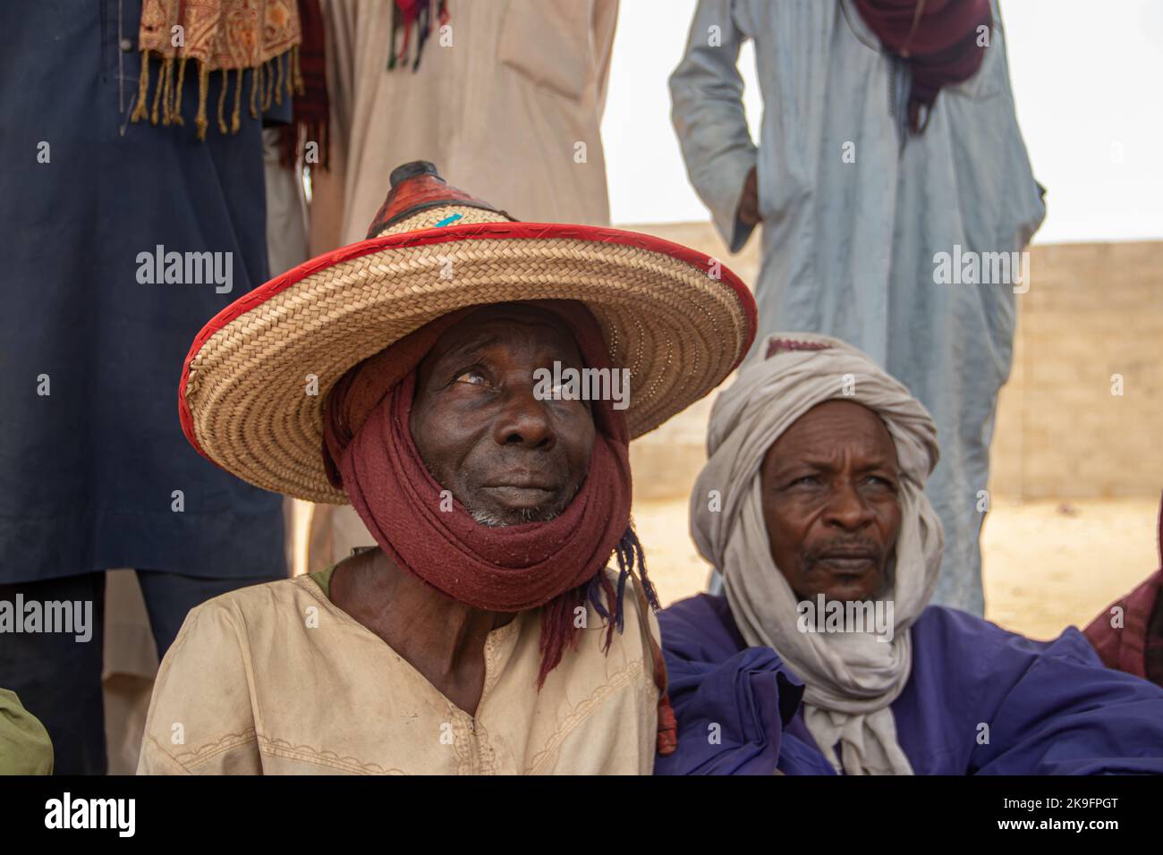 Tribus africaines, Nigeria, État de Borno, ville de Maiduguri. Tribu des Fulani habillée traditionnellement en vêtements colorés Banque D'Images