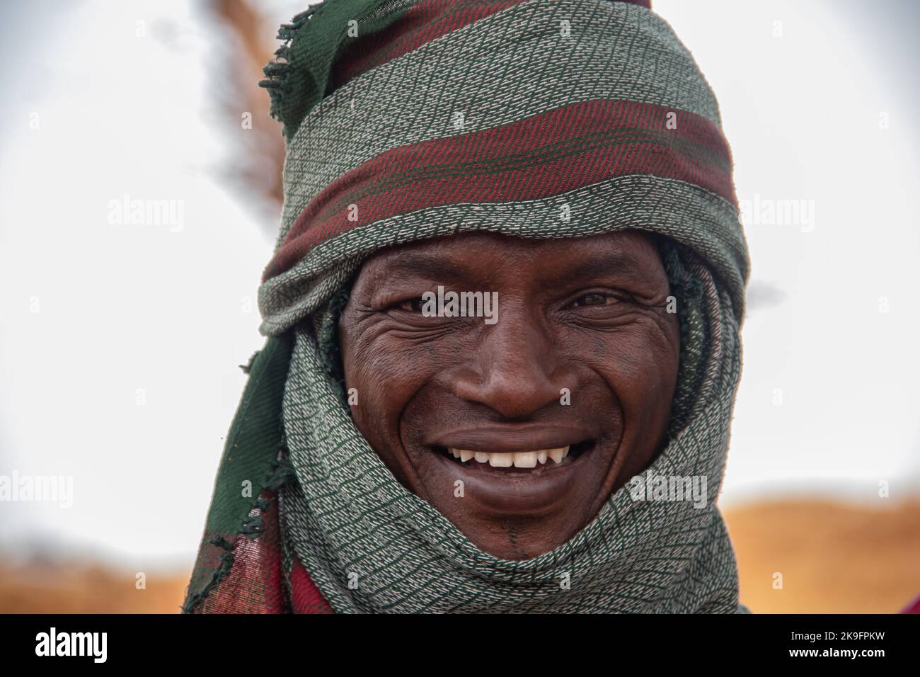 Tribus africaines, Nigeria, État de Borno, ville de Maiduguri. Les membres de la tribu des Fulani sont traditionnellement vêtus de vêtements colorés lors d'un rassemblement tribal Banque D'Images