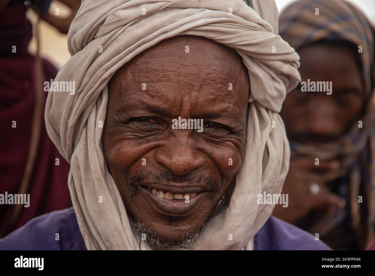 Tribus africaines, Nigeria, État de Borno, ville de Maiduguri. Tribu des Fulani traditionnellement habillée de vêtements tribaux et religieux colorés Banque D'Images