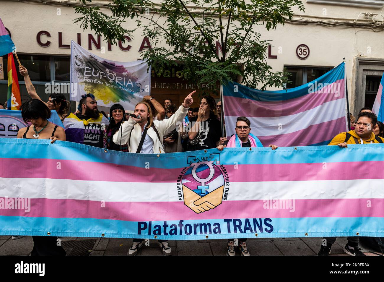 Madrid, Espagne. 28th octobre 2022. Des gens avec des drapeaux trans sont vus lors d'une manifestation devant le siège du parti socialiste PSOE, L'OMS a demandé une semaine de plus pour présenter des amendements partiels au projet de loi (connu sous le nom de "loi transitaire"), qui a maintenu l'approbation du projet de loi.la "loi transitaire" est une loi pour l'égalité des personnes trans et la garantie des droits de la LGTBI. Credit: Marcos del Mazo/Alay Live News Banque D'Images