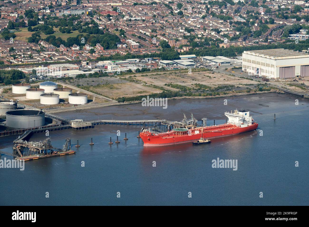 Navire déchargeant de l'huile à Birkenhead, Merseyside, nord-ouest de l'Angleterre, Royaume-Uni Banque D'Images