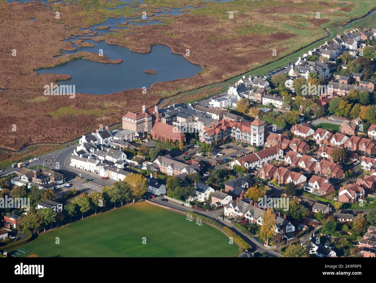 Une vue aérienne de Neston, Wirral, Cheshire West, Merseyside, nord-ouest de l'Angleterre, ROYAUME-UNI Banque D'Images