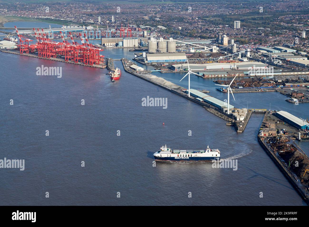 Une vue aérienne du ferry de Seatruck Progress Isle of Man, en quittant Liverpool, Merseyside, Liverpool, nord-ouest de l'Angleterre, ROYAUME-UNI Banque D'Images