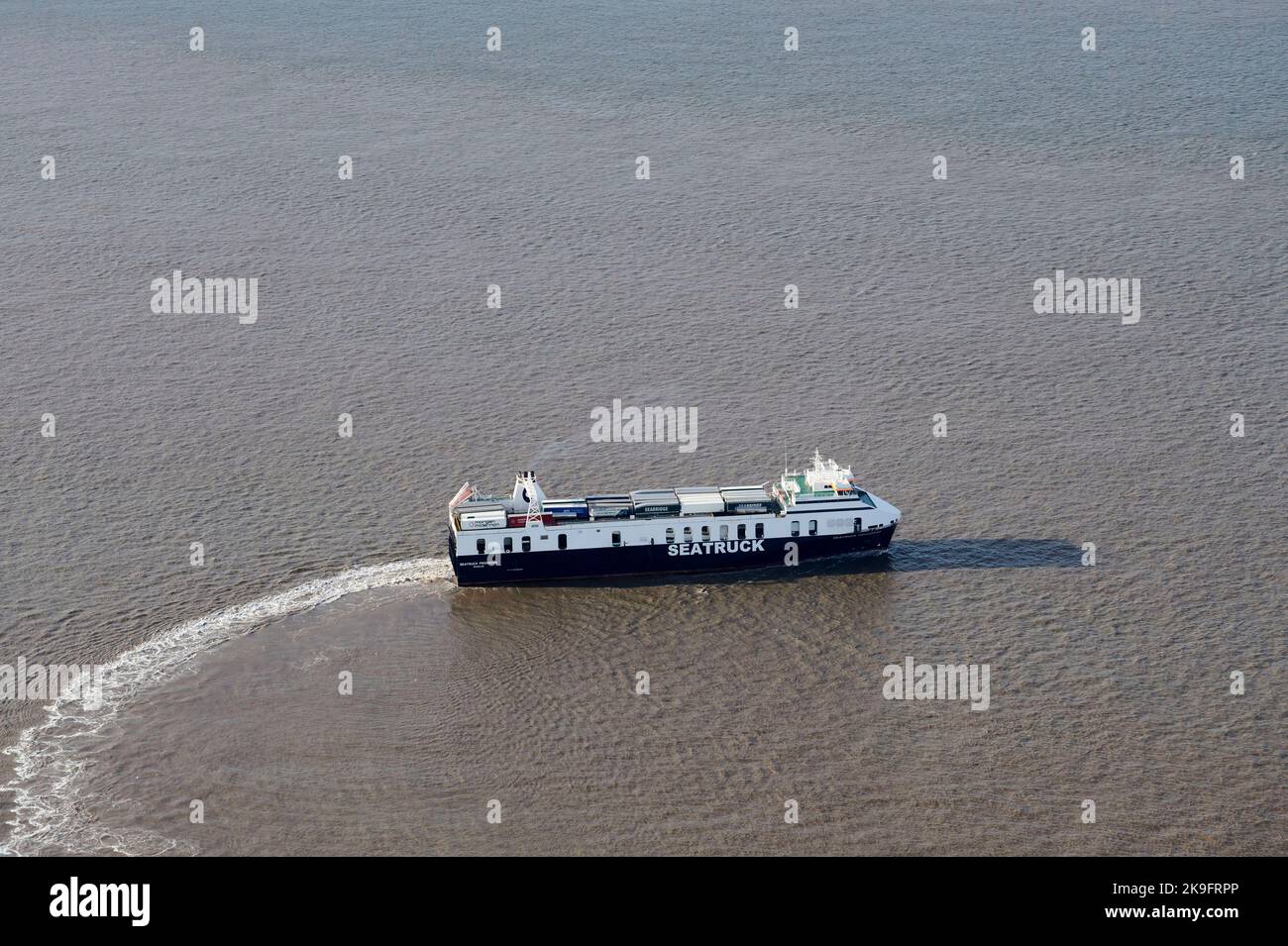 Une vue aérienne du ferry de Seatruck Progress Isle of Man, en quittant Liverpool, Merseyside, Liverpool, nord-ouest de l'Angleterre, ROYAUME-UNI Banque D'Images