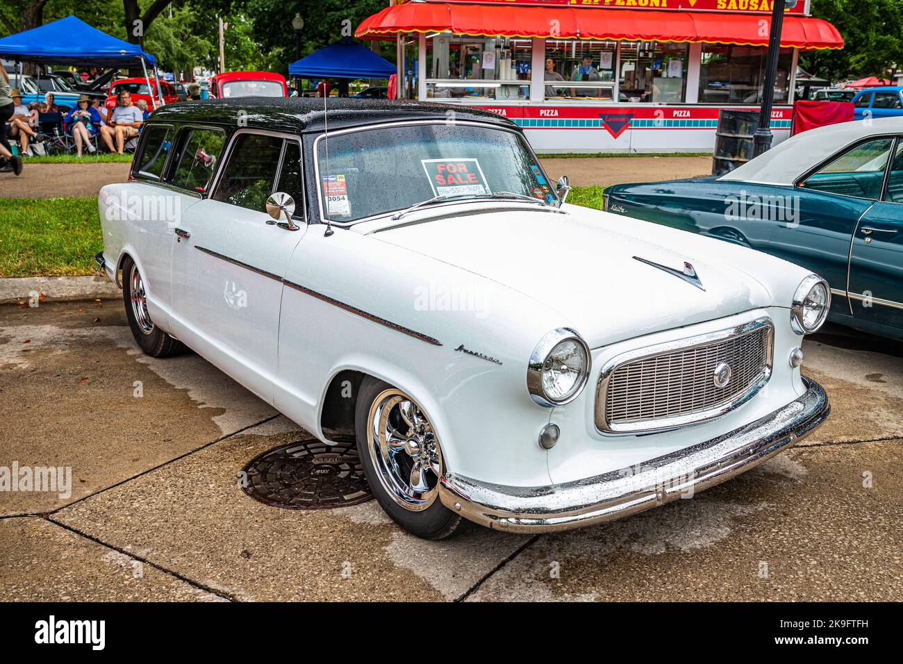 Des Moines, IA - 01 juillet 2022 : vue d'angle avant à haute perspective d'un Super Station Wagon américain Rambler 1960 AMC lors d'un salon automobile local. Banque D'Images