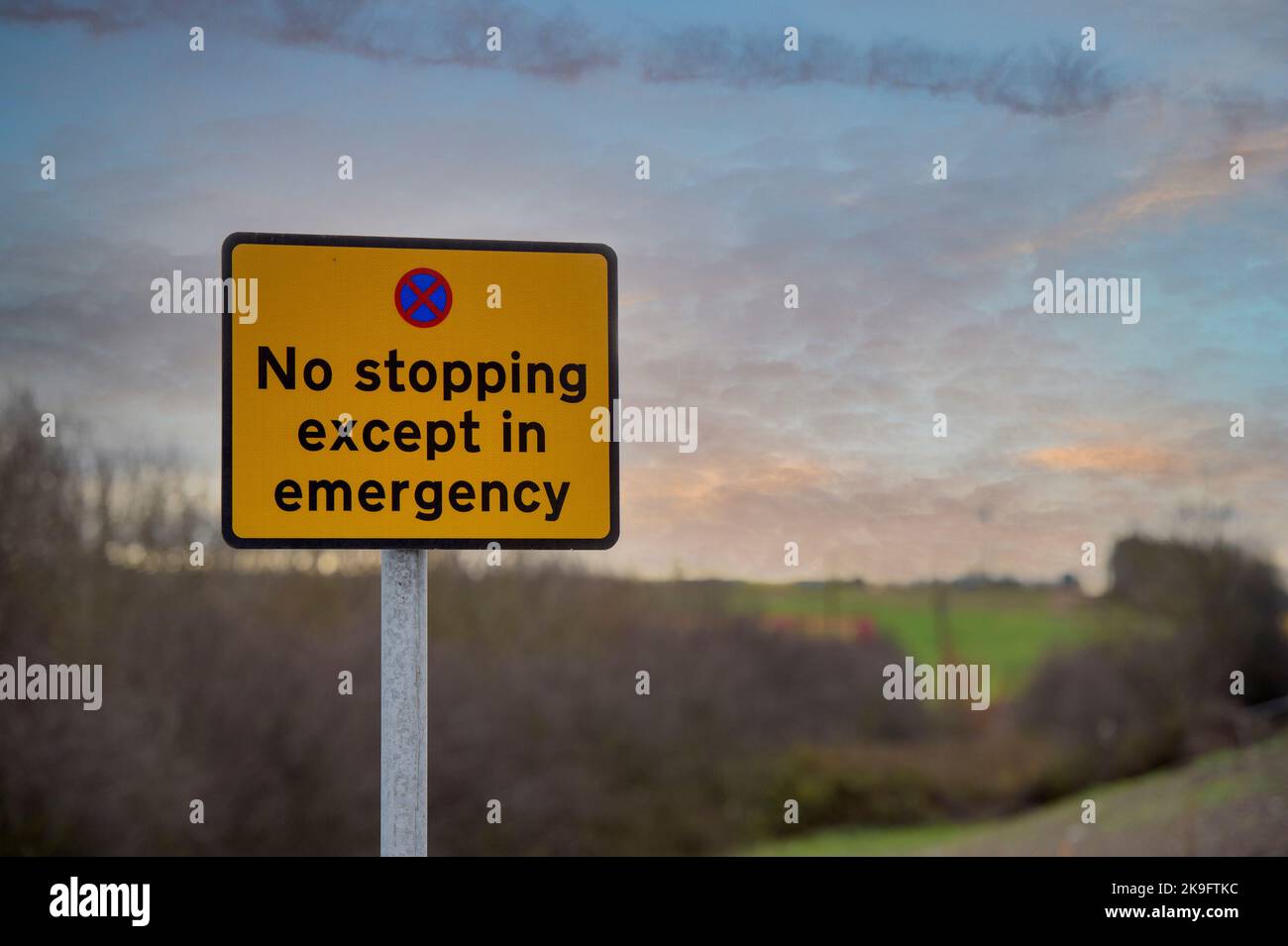 Signalisation d'urgence sur un tronçon de l'autoroute M1, en Angleterre, sur toutes les voies. Banque D'Images