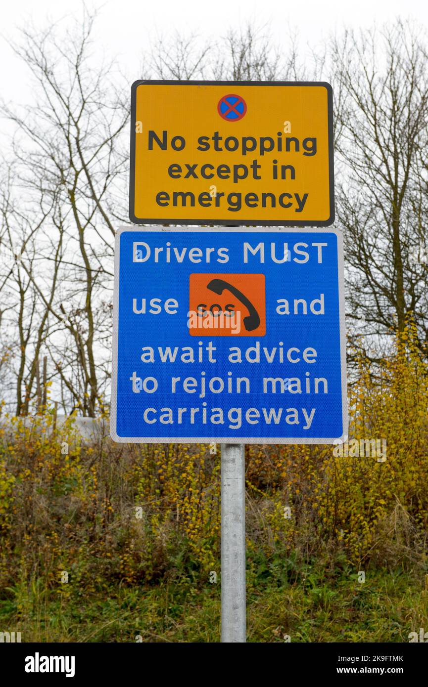 Signalisation d'urgence sur un tronçon de l'autoroute M1, en Angleterre, sur toutes les voies. Banque D'Images