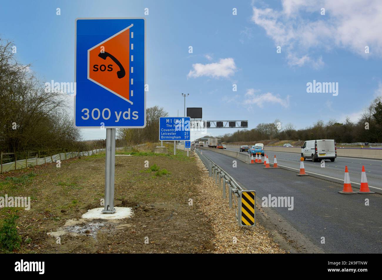 Signalisation d'urgence sur un tronçon de l'autoroute M1, en Angleterre, sur toutes les voies. Banque D'Images