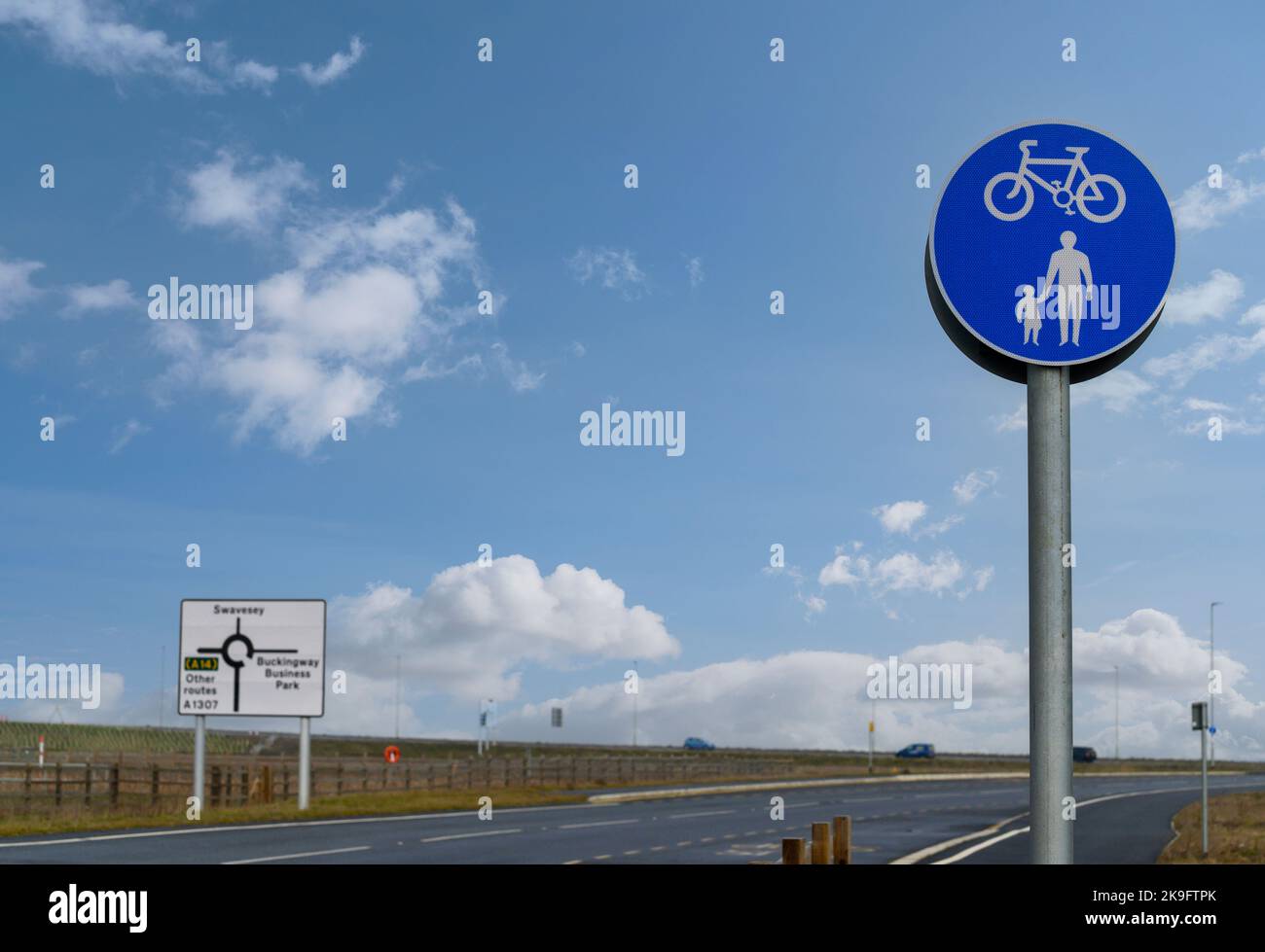 Panneau de chemin cycliste et piétonnier le long de la route principale A14 à Cambridgeshire, en Angleterre. Banque D'Images