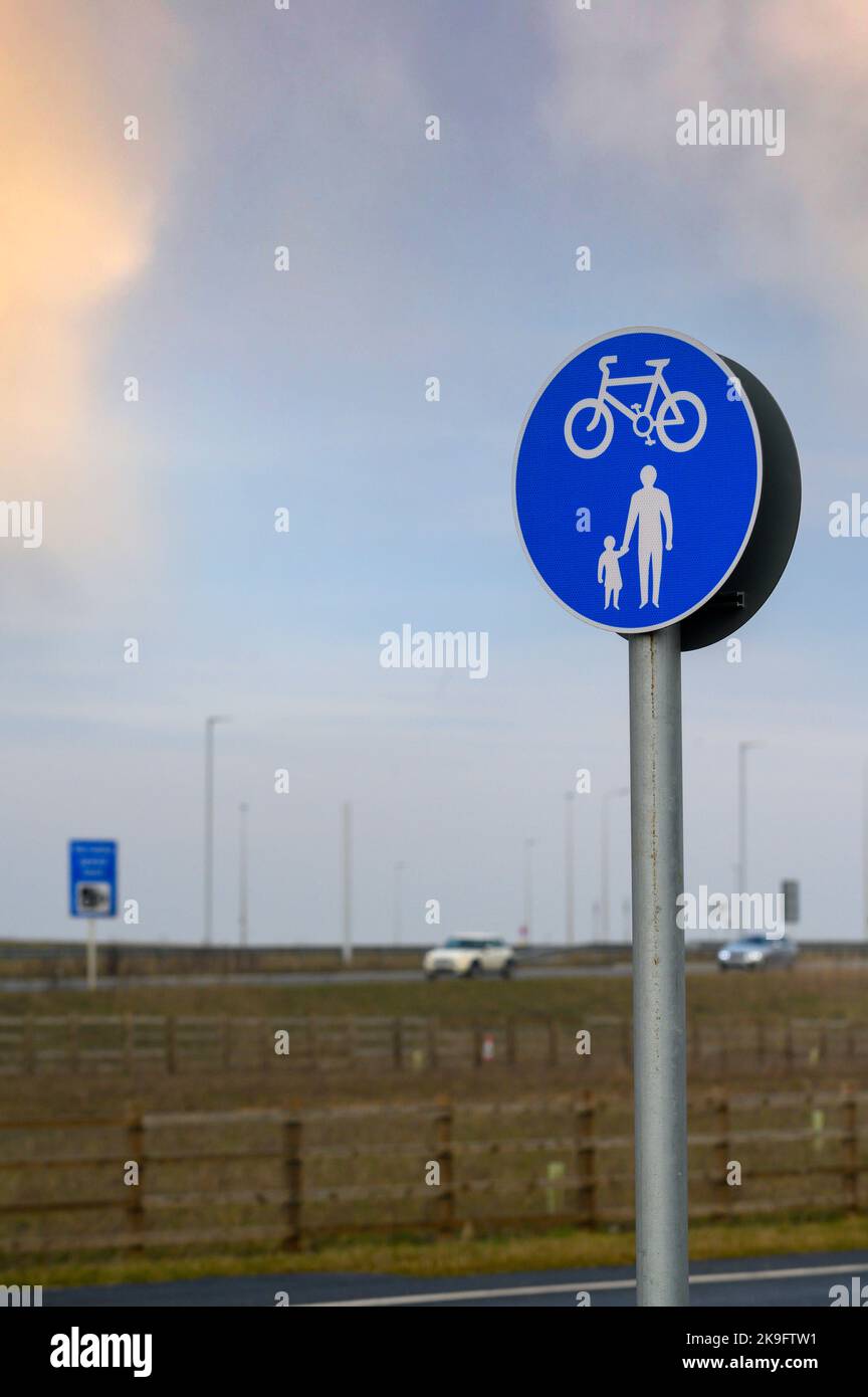 Panneau de chemin cycliste et piétonnier le long de la route principale A14 à Cambridgeshire, en Angleterre. Banque D'Images