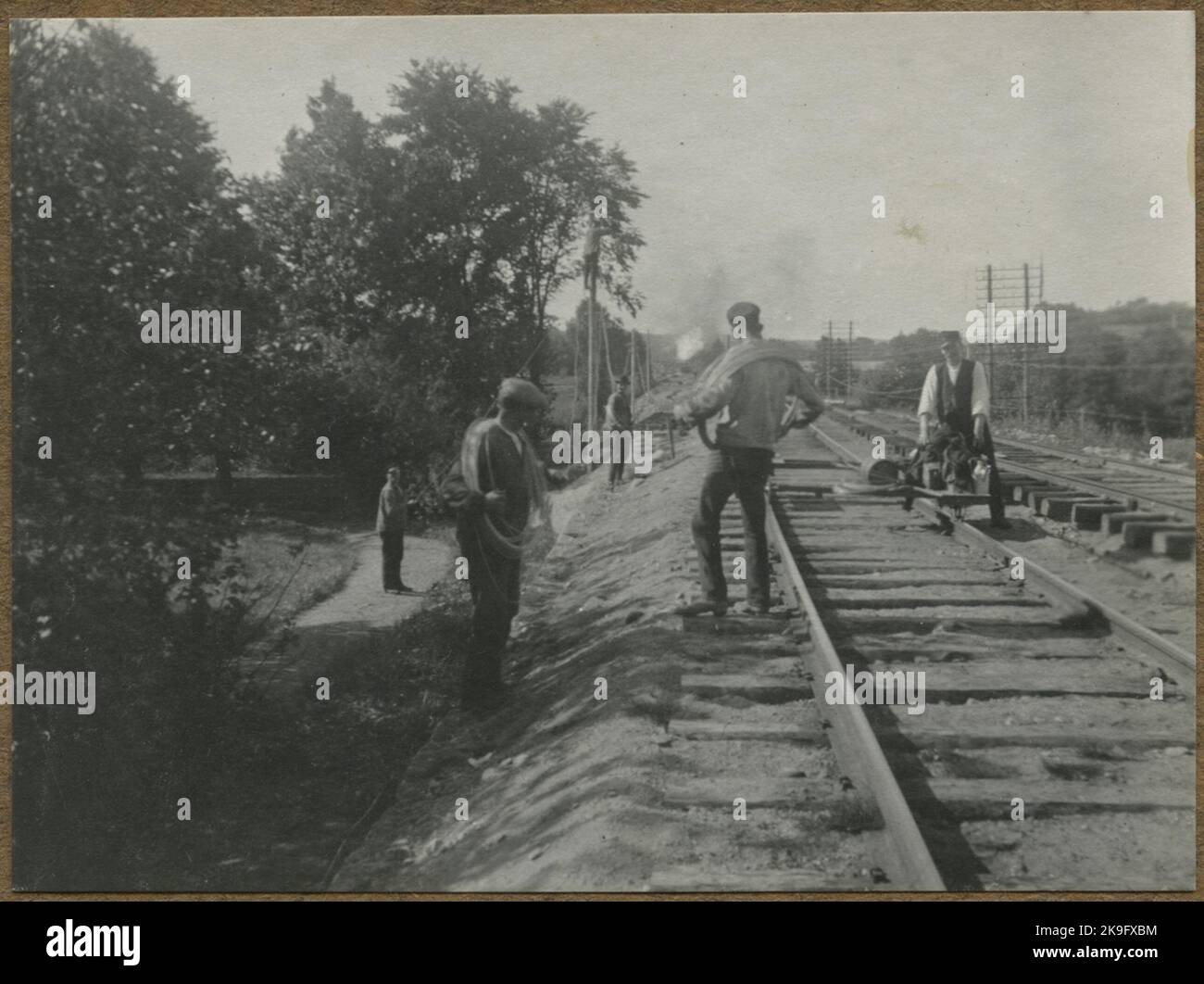 Bâtiment à deux voies entre Alingsås - Olskroken. L'étirement d'une nouvelle ligne de télégraphe le long de la double voie. Quelque part le long de la ligne. Banque D'Images
