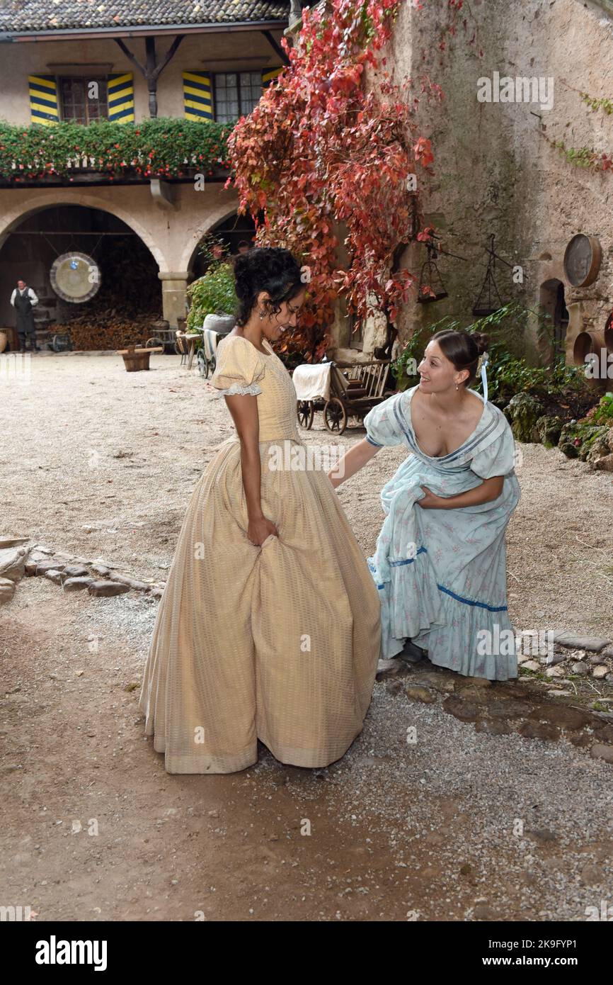 Montan, Italie. 24th octobre 2022. Exclusif les actrices Kristin Alia Hunold (princesse Sophia, l) et Marina M.Blanke (Maid Marie) dans une photo de scène pendant le tournage du film TV 'la princesse vendue 'au château Enns près de Montan (Tyrol du Sud). Credit: Ursula Düren/dpa/Alay Live News Banque D'Images