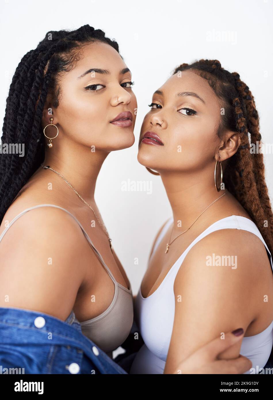 Ensemble, leur beauté brille plus fort. Photo de studio de deux jeunes femmes qui se posent sur un fond gris. Banque D'Images