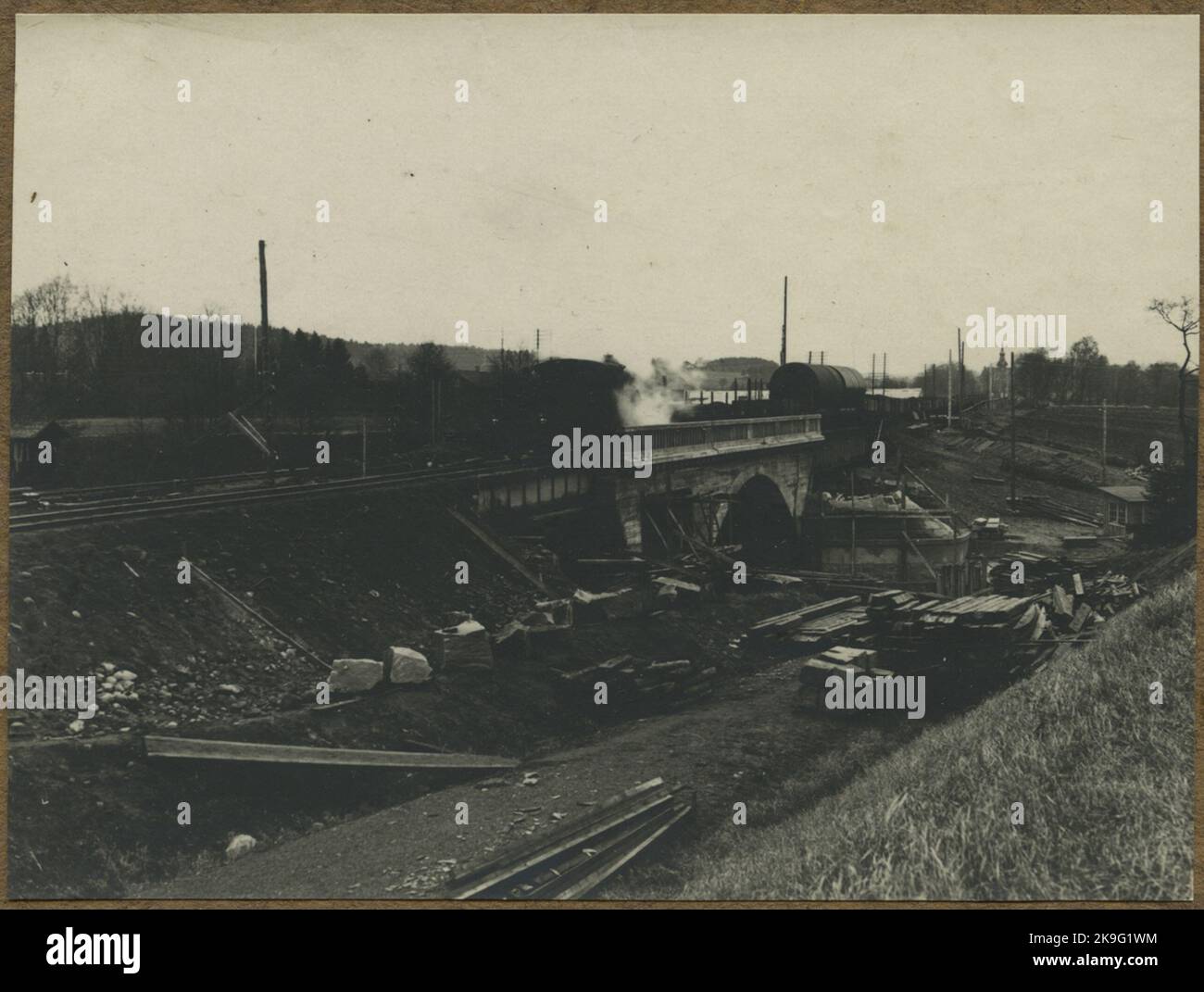 Bâtiment à deux voies entre Alingsås - Olskroken. Le pont au-dessus de Säveån, la moitié sud du pont où vous avez la charge d'essai. Banque D'Images