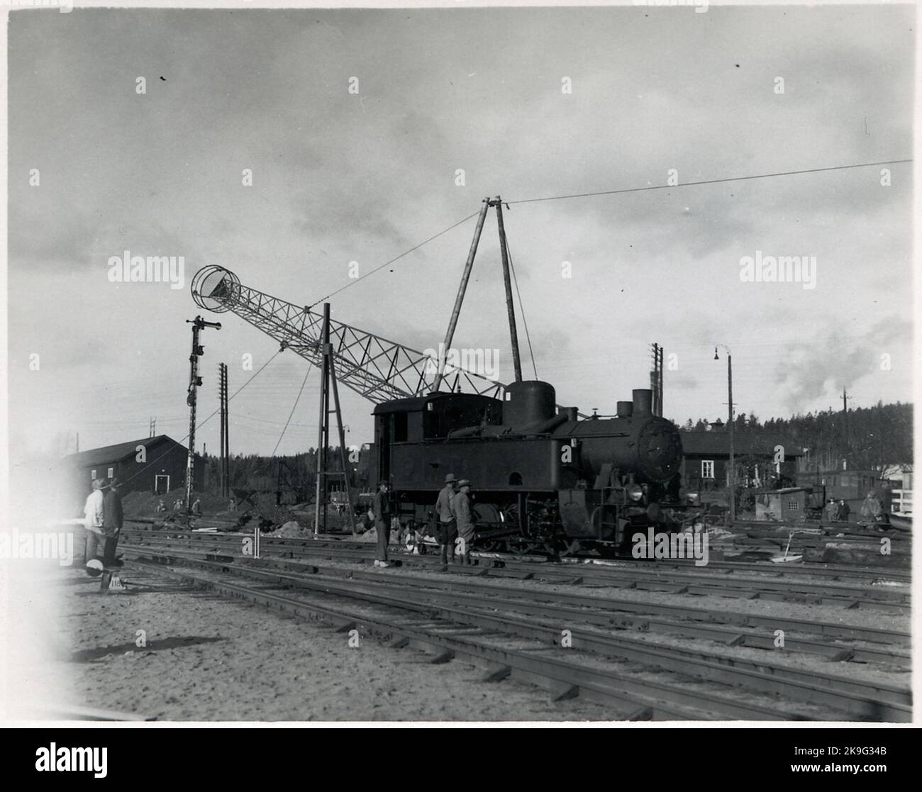 Les mâts d'éclairage de la station vapeur sont relevés Banque D'Images