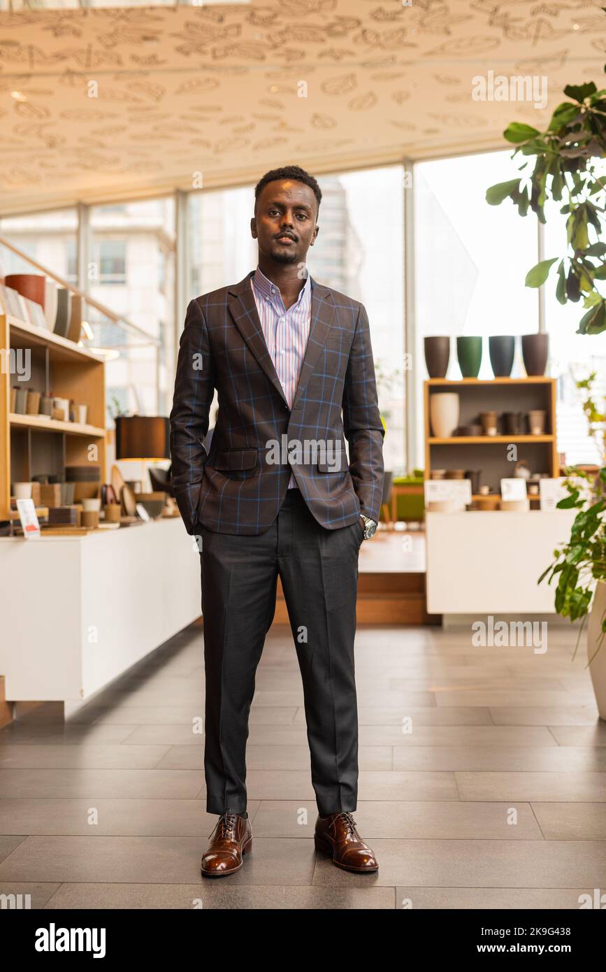 Portrait complet d'un homme d'affaires africain portant un costume Banque D'Images