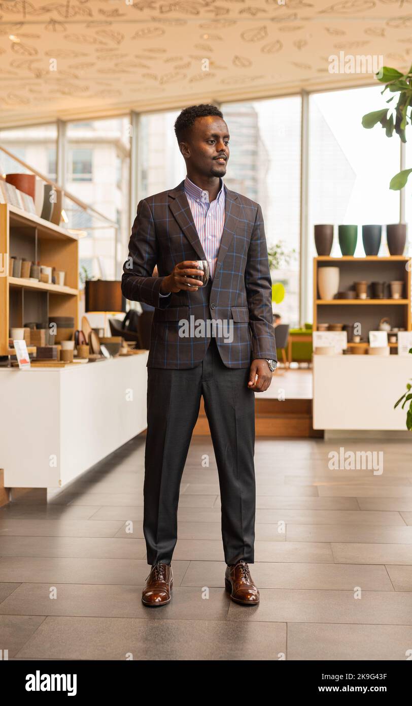 Portrait complet d'un homme d'affaires africain portant un costume Banque D'Images