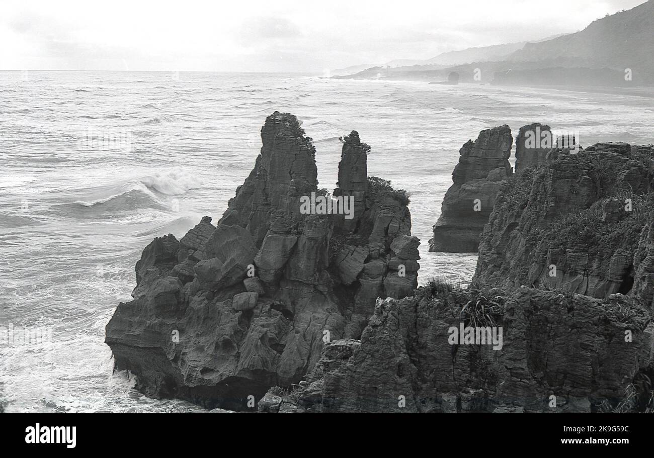 1963, formations rocheuses historiques dans l'océan Atlantique sur la côte d'Antrim, Irlande du Nord, Royaume-Uni Banque D'Images