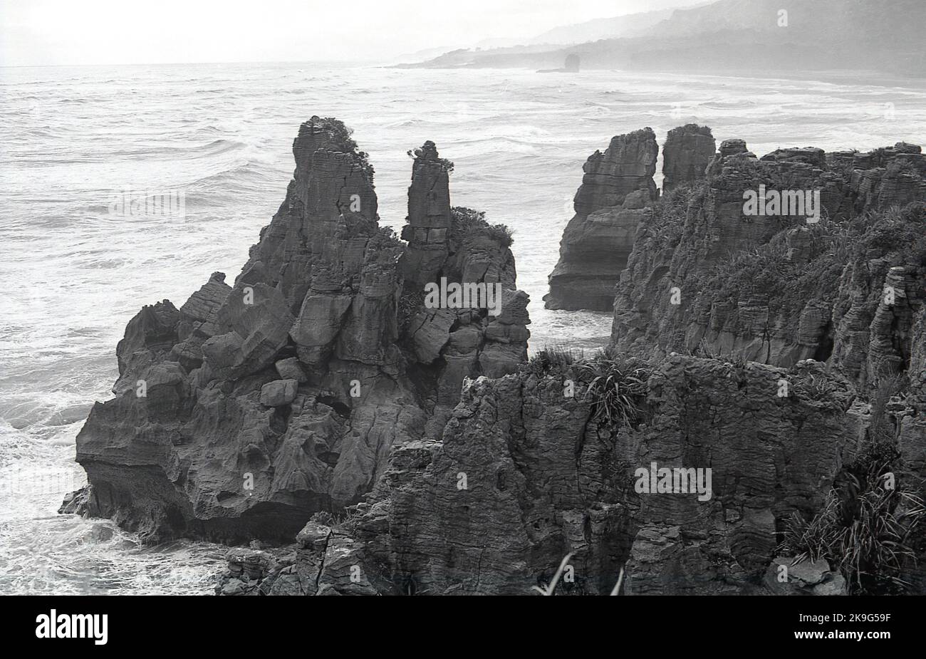 1963, formations rocheuses historiques dans l'océan Atlantique sur la côte d'Antrim, Irlande du Nord, Royaume-Uni Banque D'Images