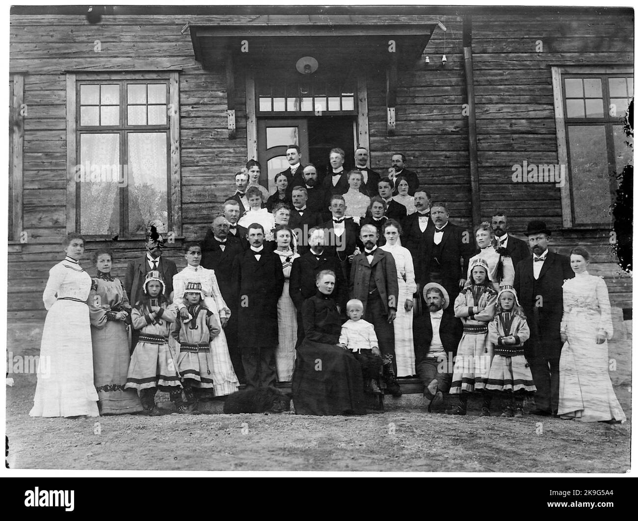 Collection publique devant un hôtel à Kiruna. Hjalmar Lundbohm, le premier directeur de la mine de Kiruna, est au milieu loin. Banque D'Images
