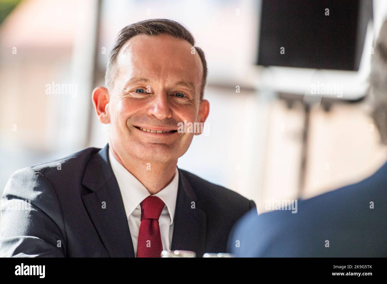 Erkner, Allemagne. 28th octobre 2022. Volker Wissing (FDP), ministre fédéral des Affaires numériques et des Transports, assiste à une conférence de presse pour le lancement du système national d'avertissement des travaux routiers « C-ITS ». D'ici la fin de 2023, la compagnie fédérale d'autoroutes prévoit équiper ses panneaux de signalisation mobiles sur les chantiers de construction d'un système d'avertissement numérique qui peut alerter les conducteurs des dangers et des chantiers de construction à un stade précoce. Credit: Christophe bateau/dpa/Alay Live News Banque D'Images