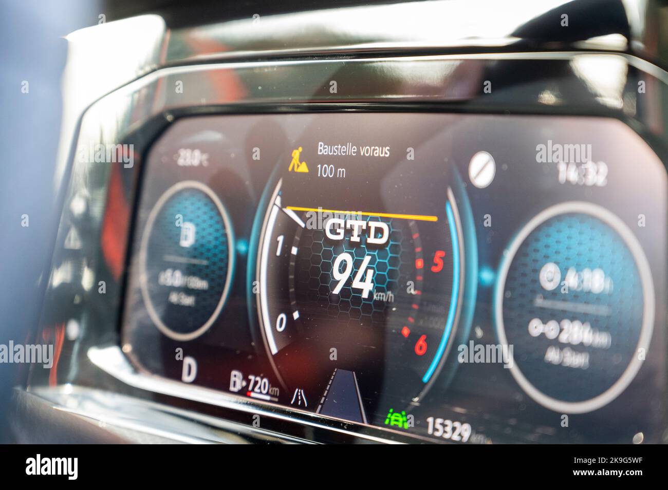Erkner, Allemagne. 28th octobre 2022. Dans un VW Golf, un avertissement « travaux routiers en avant - 100m » s'affiche à l'écran. D'ici la fin de l'année 2023, l'autorité fédérale allemande des autoroutes prévoit d'équiper ses panneaux de signalisation mobiles sur les chaussées d'un système d'avertissement numérique qui peut alerter les conducteurs des dangers et des travaux routiers à un stade précoce. Credit: Christophe bateau/dpa/Alay Live News Banque D'Images