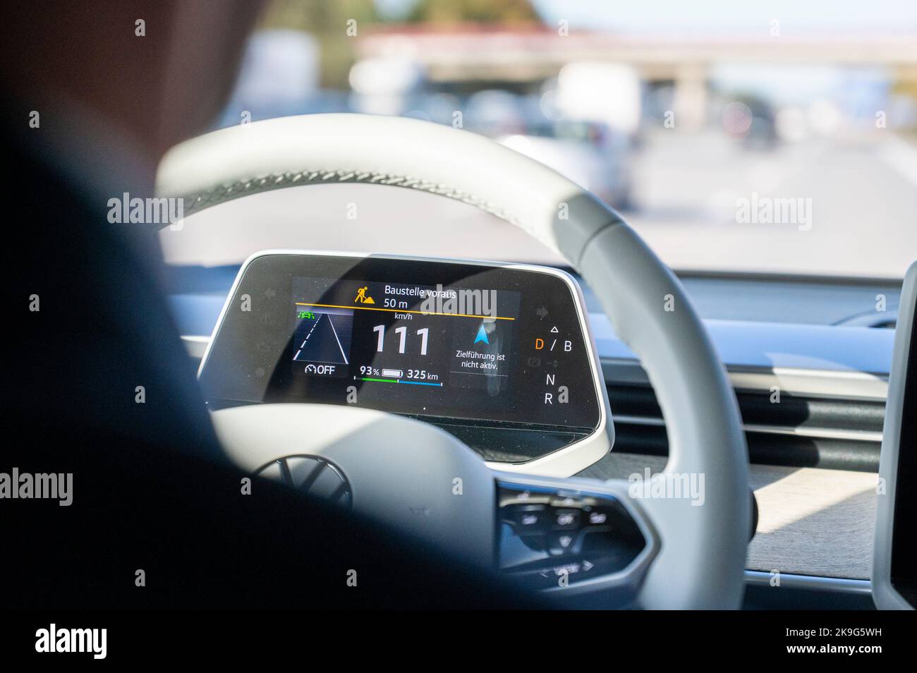 Erkner, Allemagne. 28th octobre 2022. Dans un Buzz VW ID, un avertissement ''travaux routiers en avant - 50m''' s'affiche. D'ici la fin de l'année 2023, l'autorité fédérale allemande des autoroutes prévoit d'équiper ses panneaux de signalisation mobile sur route d'un système d'avertissement numérique qui peut alerter les conducteurs des dangers et des travaux routiers à un stade précoce. Credit: Christophe bateau/dpa/Alay Live News Banque D'Images