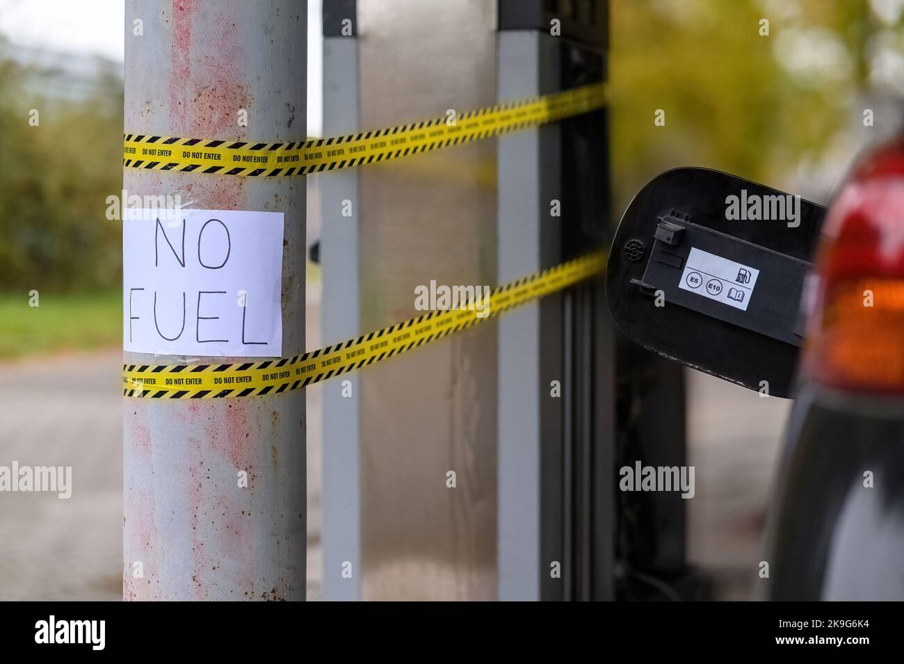 Une pompe à une station-service sans carburant et un panneau d'absence de carburant, en raison d'une pénurie de conducteurs de camion-citerne. Banque D'Images