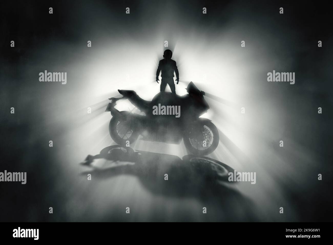 Silhouette d'un motard avec casque et moto de course défochée avec brouillard sur fond sombre. Banque D'Images