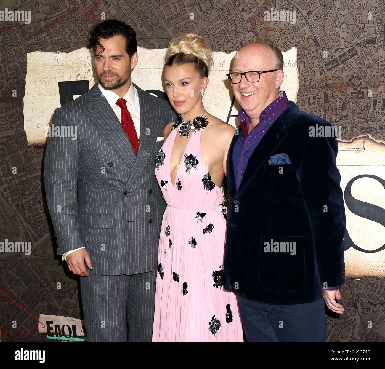 New York, États-Unis. 27th octobre 2022. Henry Cavill, Millie Bobby Brown et Harry Bradbeer participant à la première mondiale « Enola Holmes 2 » qui s'est tenue au Paris Theatre on 27 octobre 2022 à New York, NY ©Steven Bergman/AFF-USA.COM Credit: AFF/Alamy Live News Banque D'Images