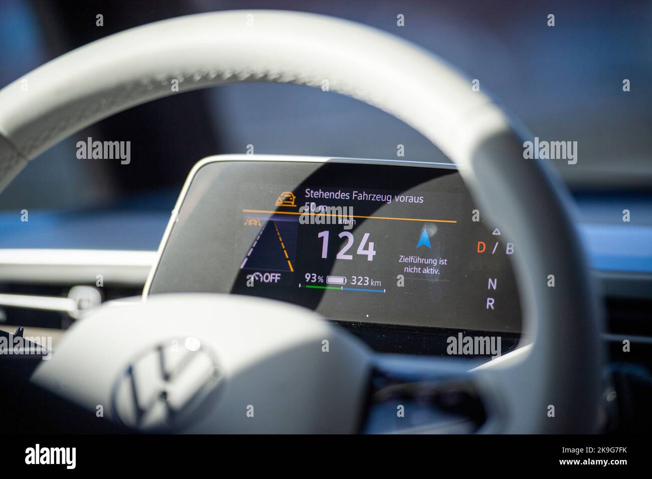 Erkner, Allemagne. 28th octobre 2022. Dans un Buzz VW ID, l'écran affiche un avertissement « véhicule de catégorie devant - 50m ». D'ici la fin de 2023, l'administration fédérale des routes prévoit équiper ses panneaux de signalisation routière mobiles avec un système d'avertissement numérique qui peut alerter les conducteurs des dangers et des travaux routiers à un stade précoce. Credit: Christophe bateau/dpa/Alay Live News Banque D'Images