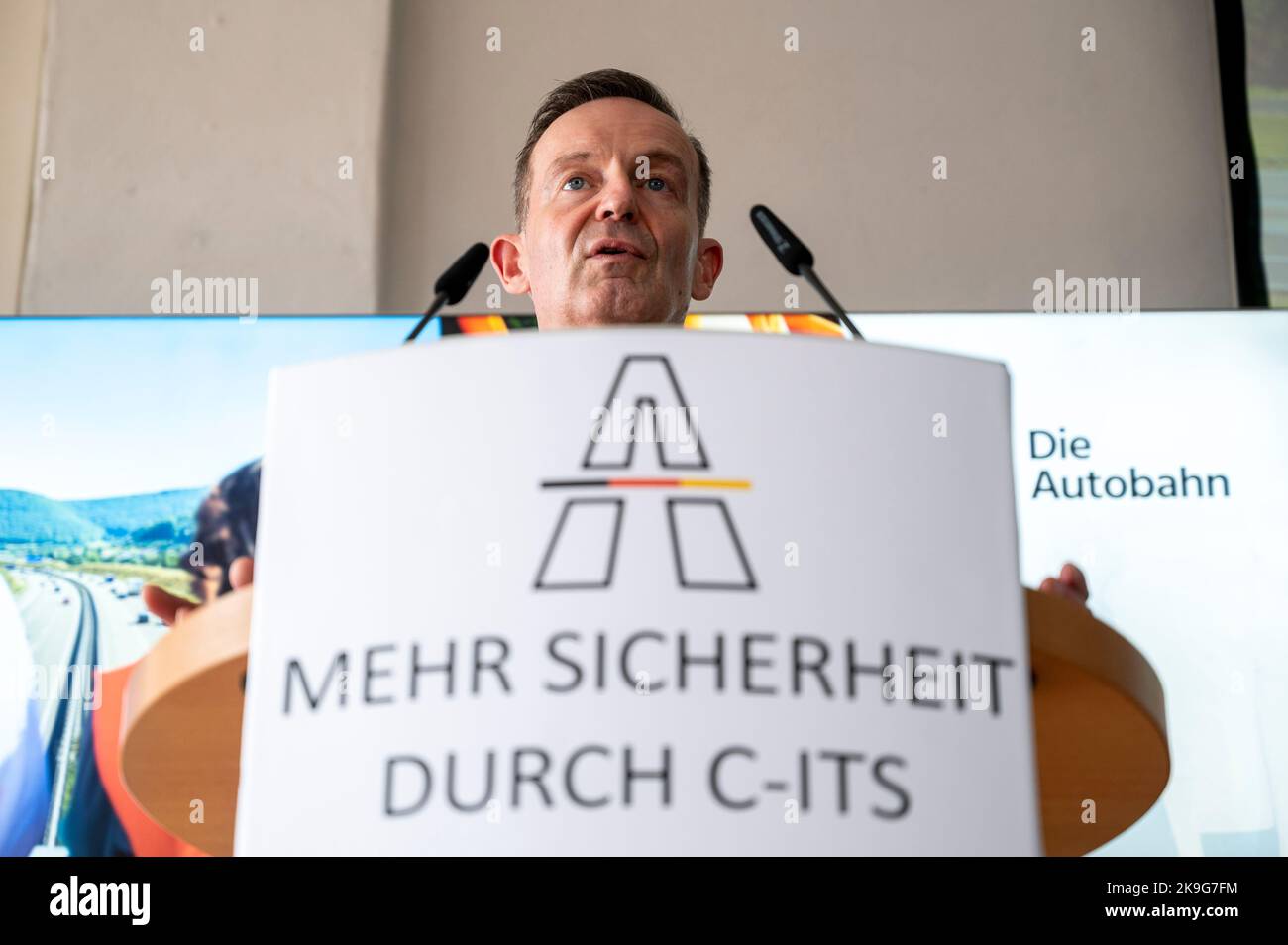 Erkner, Allemagne. 28th octobre 2022. Volker Wissing (FDP), ministre fédéral des Affaires numériques et des Transports, prend la parole lors d'une conférence de presse pour marquer le lancement du système national d'avertissement des travaux routiers « C-ITS ». D'ici la fin de 2023, la compagnie fédérale d'autoroutes prévoit équiper ses panneaux de signalisation mobiles sur les chantiers de construction d'un système d'avertissement numérique qui peut alerter les conducteurs des dangers et des chantiers de construction à un stade précoce. Credit: Christophe bateau/dpa/Alay Live News Banque D'Images