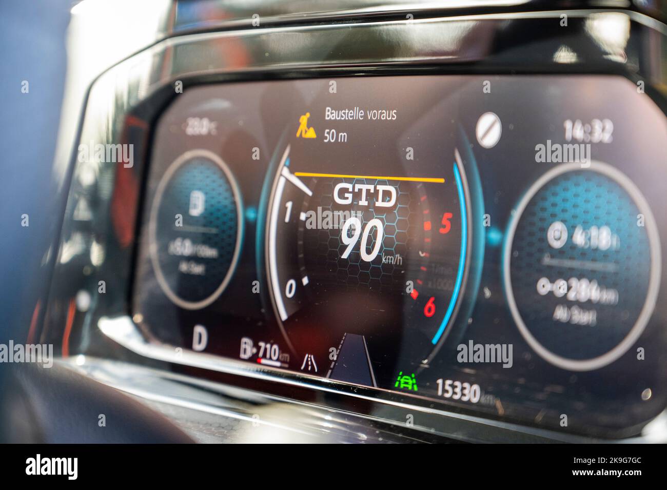 Erkner, Allemagne. 28th octobre 2022. Dans un VW Golf, un avertissement ''travaux routiers en avant - 50m''' s'affiche. D'ici la fin de l'année 2023, l'autorité fédérale allemande des autoroutes prévoit d'équiper ses panneaux de signalisation mobile sur route d'un système d'avertissement numérique qui peut alerter les conducteurs des dangers et des travaux routiers à un stade précoce. Credit: Christophe bateau/dpa/Alay Live News Banque D'Images