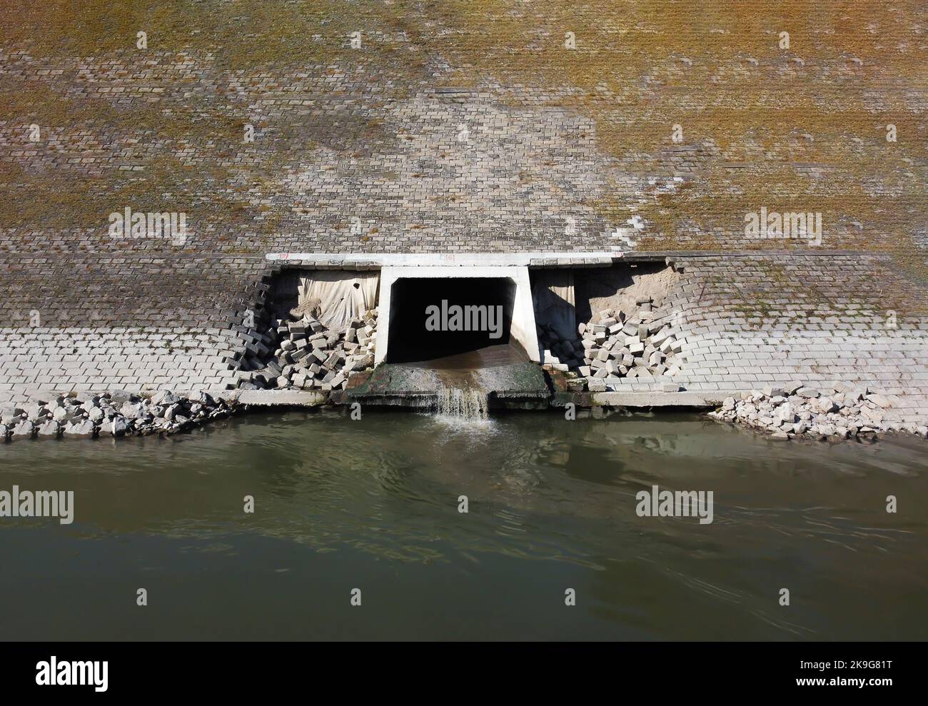 Les déchets urbains sont déversés dans la rivière Banque D'Images