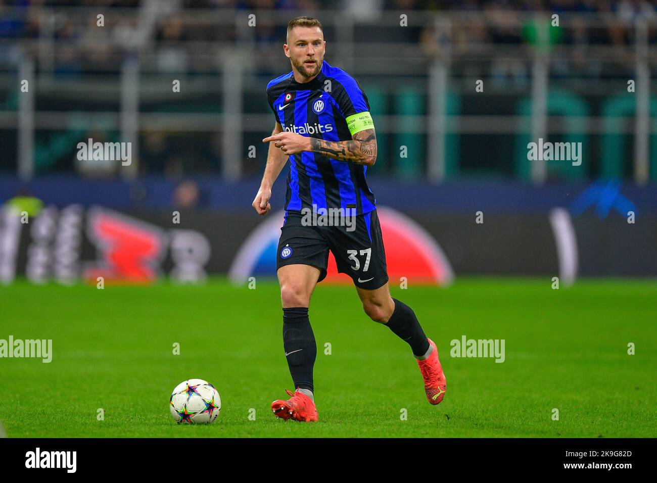 Milan, Italie. 26th, octobre 2022. Milan Skriniar (37) d'Inter vu lors du match de l'UEFA Champions League entre Inter et Viktoria Plzen à Giuseppe Meazza à Milan. (Crédit photo: Gonzales photo - Tommaso Fimiano). Banque D'Images Milan, Italie. 26th, octobre 2022. Milan Skriniar (37) d'Inter vu lors du match de l'UEFA Champions League entre Inter et Viktoria Plzen à Giuseppe Meazza à Milan. (Crédit photo: Gonzales photo - Tommaso Fimiano). Banque D'Images