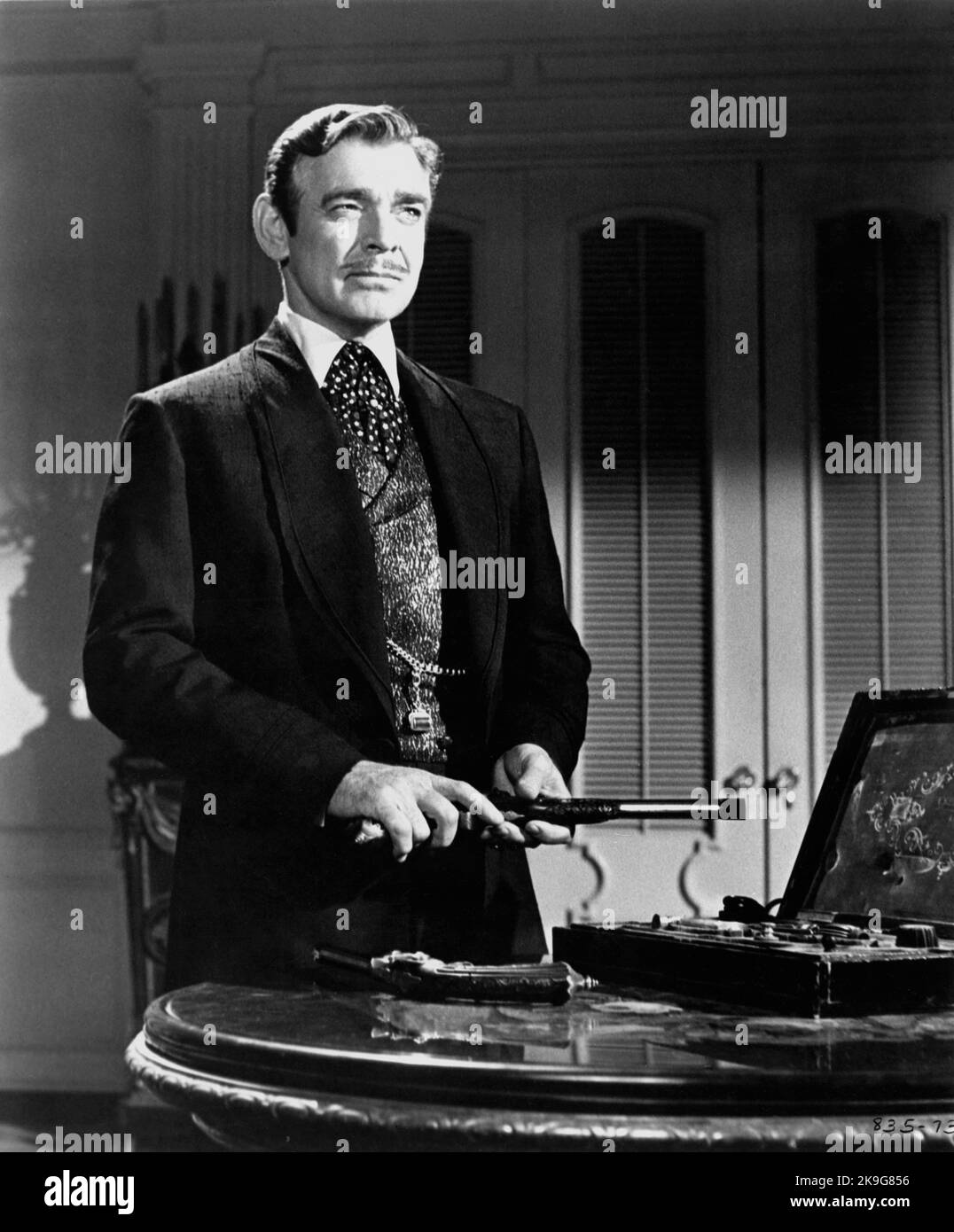 CLARK PIGNON tenant dueling pistolet dans LE GROUPE DES ANGES 1957 réalisateur RAOUL WALSH roman Robert Penn Warren costume design Marjorie meilleure musique Max Steiner Warner Bros. Banque D'Images