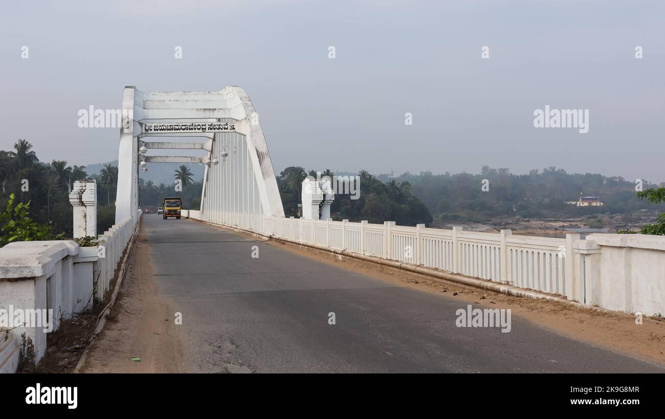 Le Road Way Bridge situé près de Tirthahalli sur la rivière Tunga, Tirthahalli, Shimoga, Karnataka, Inde. Banque D'Images