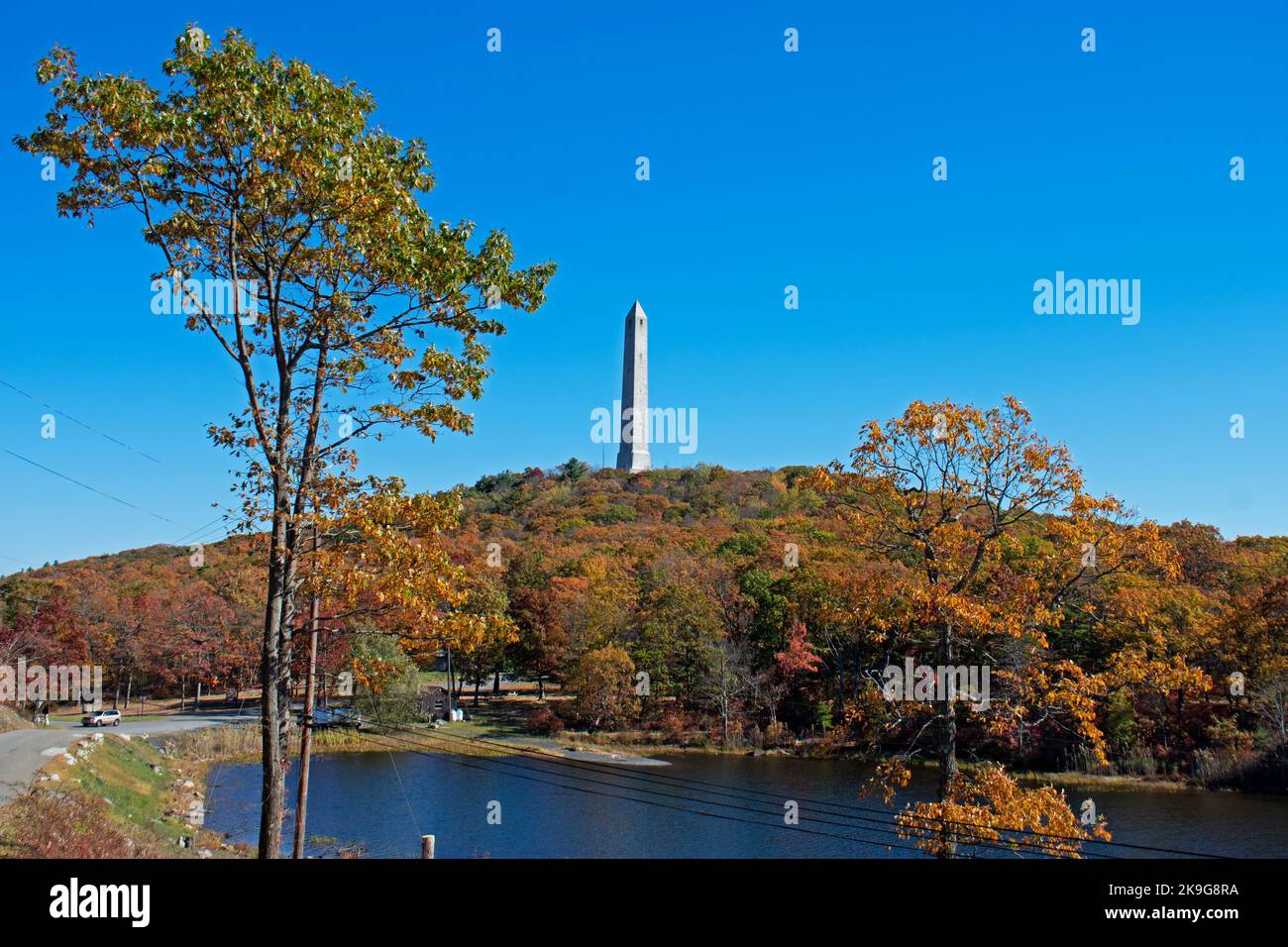 Vue d'automne sur le monument de High point depuis le dessous du lac Marcia -04 Banque D'Images