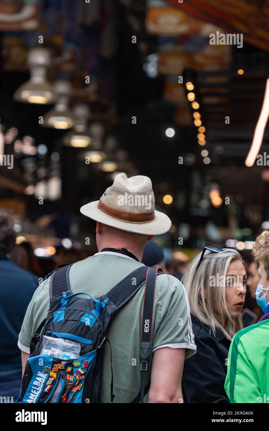 Barcelone, Espagne - 14 mars 2022: Homme portant un chapeau au marché de la Boqueria à Barcelone (Espagne). Banque D'Images