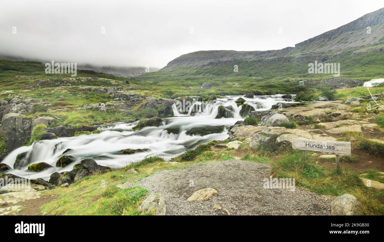 Hundafoss, l'une des 5 chutes d'eau sous la cascade de Dynjandi, située à Arnarfjordur, en Islande. C'est la plus grande chute d'eau des Westfjords et a un Banque D'Images