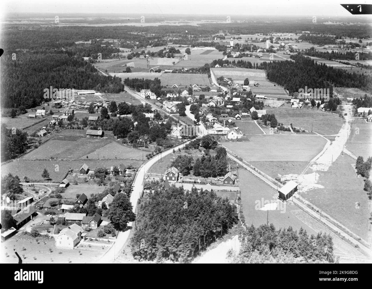 Photo aérienne sur le site de circulation stationnaire construit en 1897. Bâtiment d'une station à plâtré d'un étage construit à un angle. L'appartement résidentiel a été modernisé en 1944 et les locaux de l'expédition en 1949 Banque D'Images