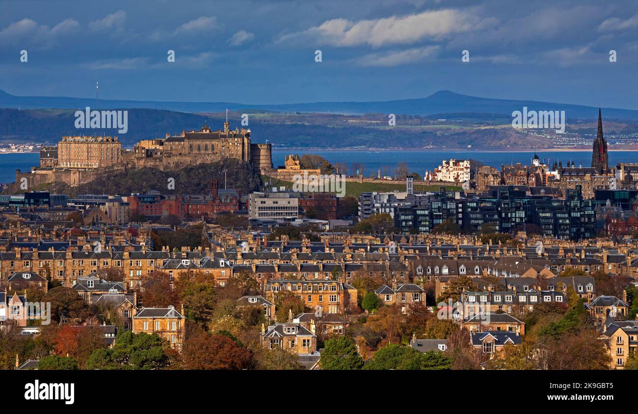 Edinburgh South Side, Écosse, Royaume-Uni. 28th octobre 2022. Vents WSW 33 km/h potentiels rafales 45 km/h et soleil avec une température de 14 degrés centigrade, comme les arbres décidus colorés accrochent à leurs feuilles et affichent leurs nuances de rouge, Orange et or dans la capitale, vue de Blackford Hill vers le château dans le centre-ville et la côte de Fife au-delà. Crédit : Arch White/alamy Live News. Banque D'Images