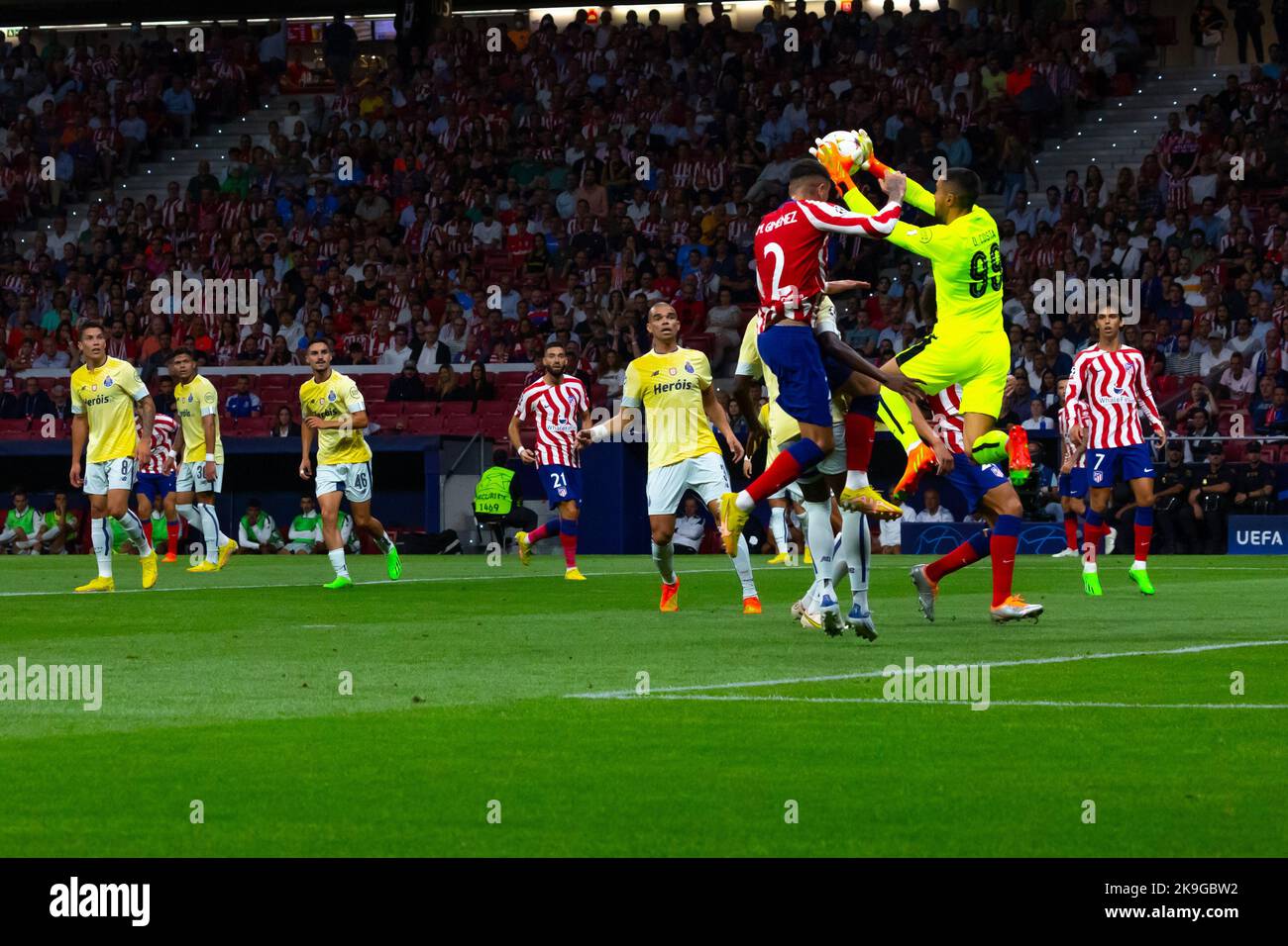 Madrid, España, 09 septembre 2022 M. Gómez (2 Atlético de Madrid) en action avec D. Costa (99 Porto FC) pendant l'UCL entre crédits: SPP Sport presse photo. /Alamy Live News Banque D'Images