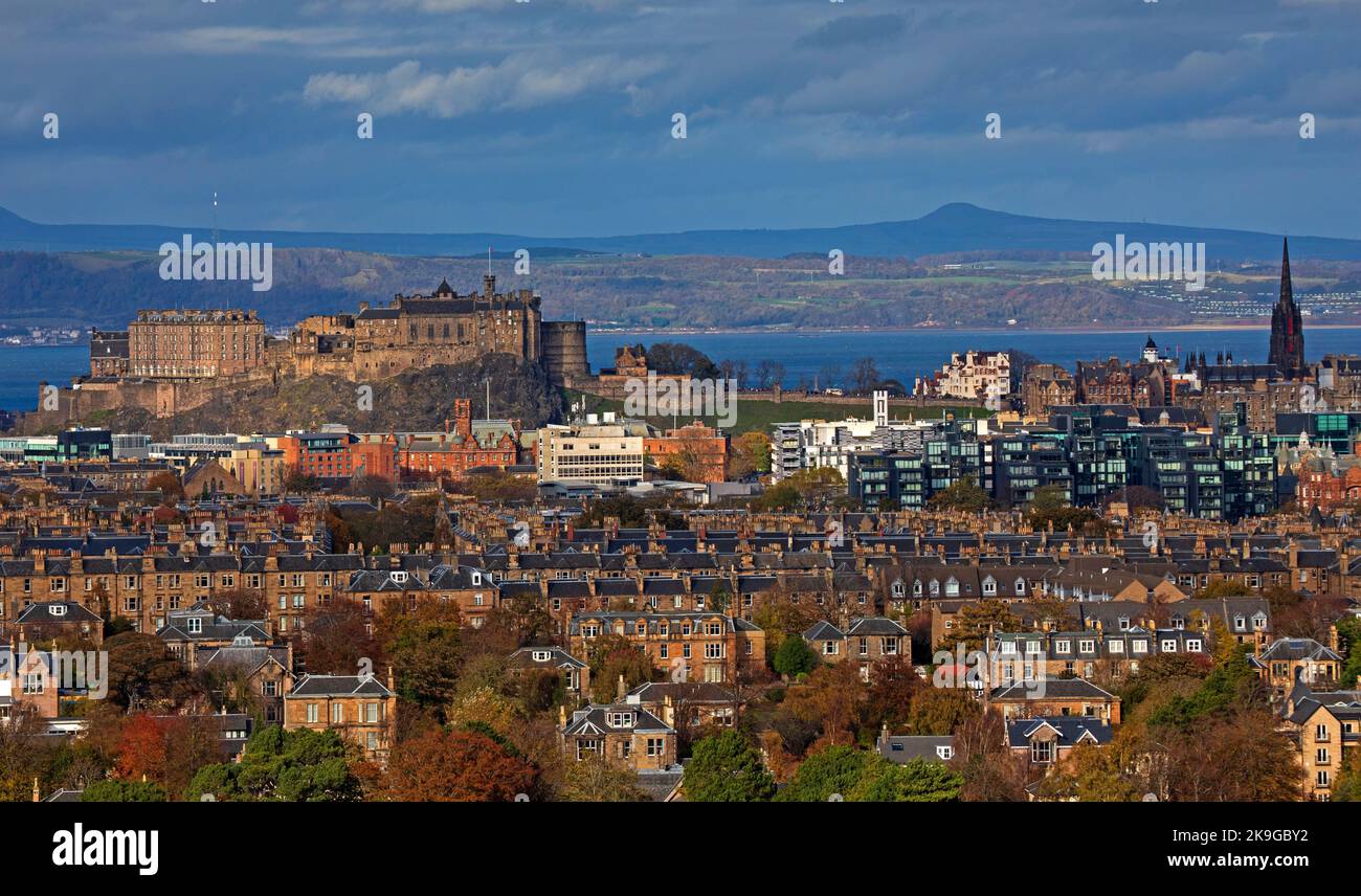 Edinburgh South Side, Écosse, Royaume-Uni. 28th octobre 2022. Vents WSW 33 km/h potentiels rafales 45 km/h et soleil avec une température de 14 degrés centigrade, comme les arbres décidus colorés accrochent à leurs feuilles et affichent leurs nuances de rouge, Orange et or dans la capitale, vue de Blackford Hill vers le château dans le centre-ville et la côte de Fife au-delà. Crédit : Arch White/alamy Live News. Banque D'Images