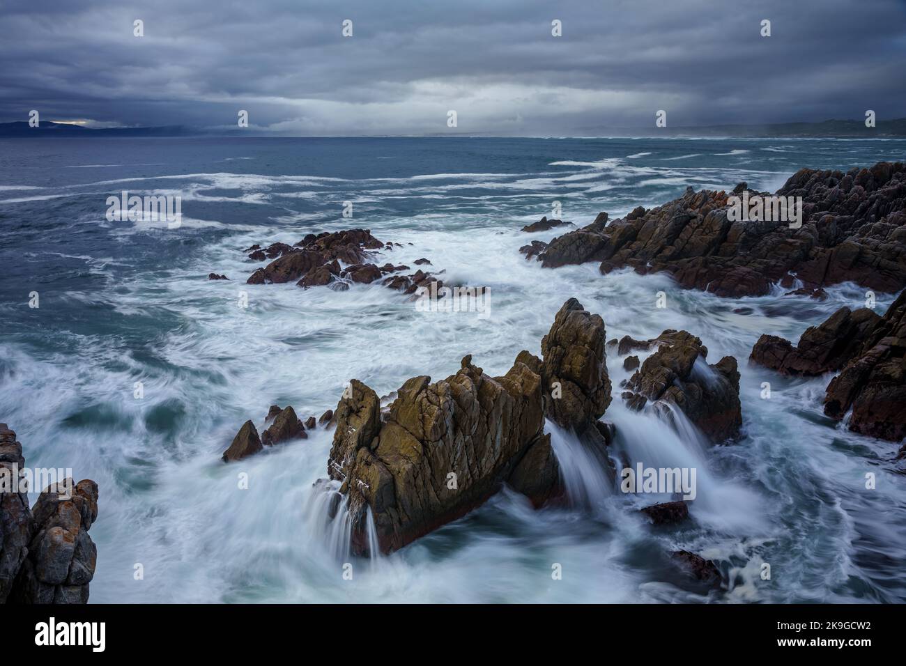 La belle côte à de Kelders avec une vue sur Walker Bay vers Hermanus, Overberg, Western Cape, Afrique du Sud. Banque D'Images