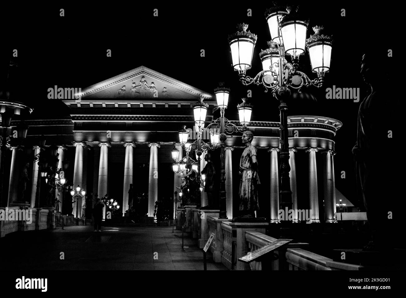 Le Musée archéologique de la République de Macédoine, construit dans un style néo-classique, Skopje, Macédoine du Nord. À côté de la rive de la rivière Vardar la nuit. Banque D'Images