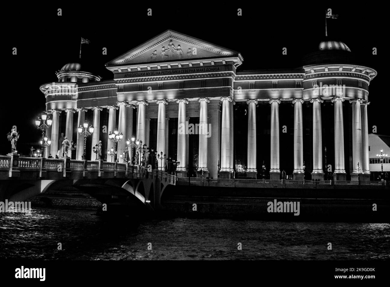 Le Musée archéologique de la République de Macédoine, construit dans un style néo-classique, Skopje, Macédoine du Nord. À côté de la rive de la rivière Vardar la nuit. Banque D'Images