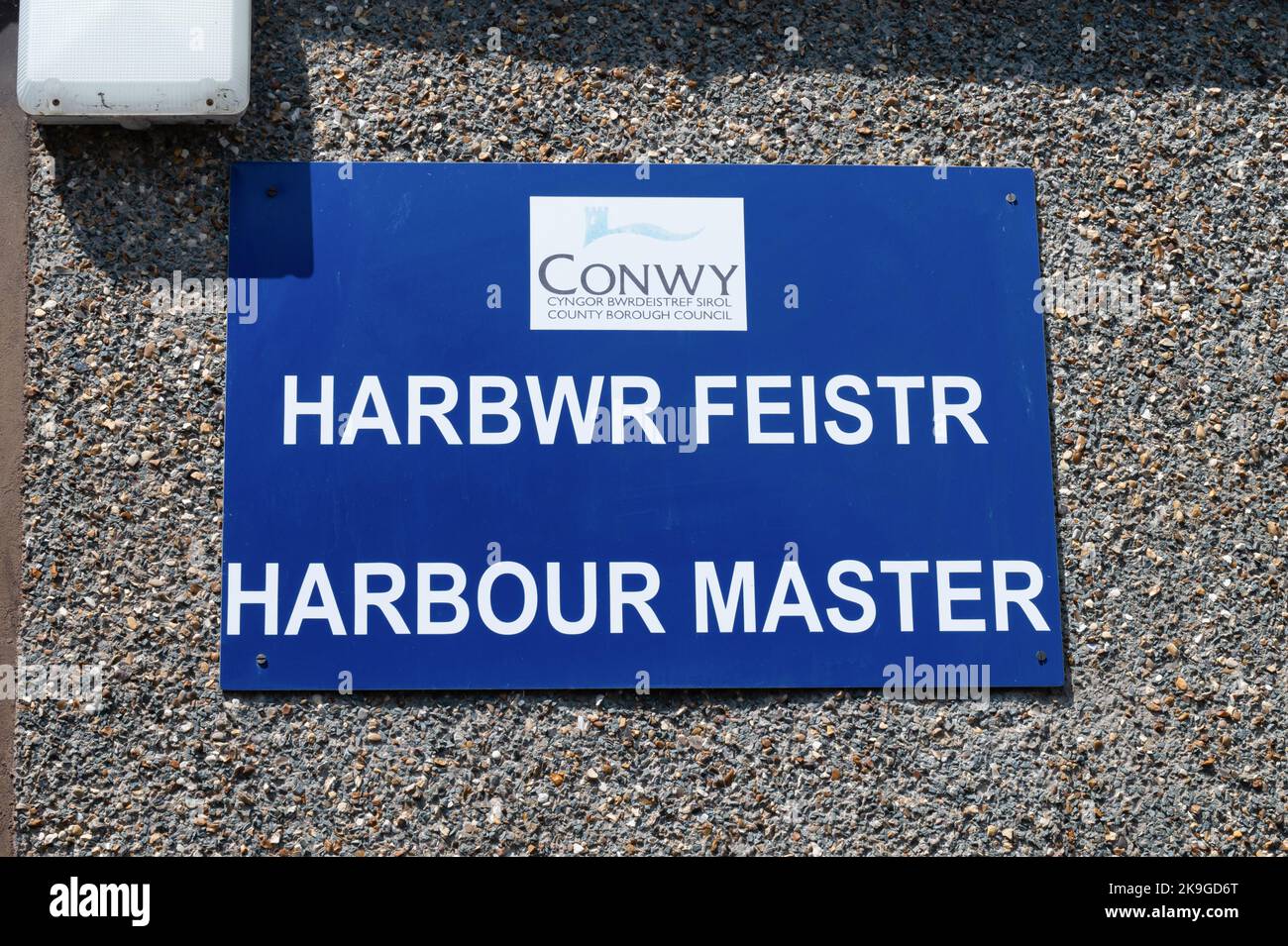 Conwy, UK- 16 juillet 2022: Le panneau pour Conwy Harbour Master au port de Conwy dans le nord du pays de Galles. Banque D'Images